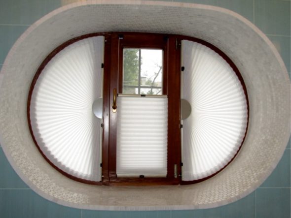 Plisserade persienner för ovalt fönster
