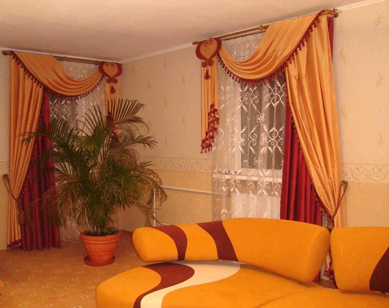 Vackra dubbla gardiner i det moderna vardagsrummet