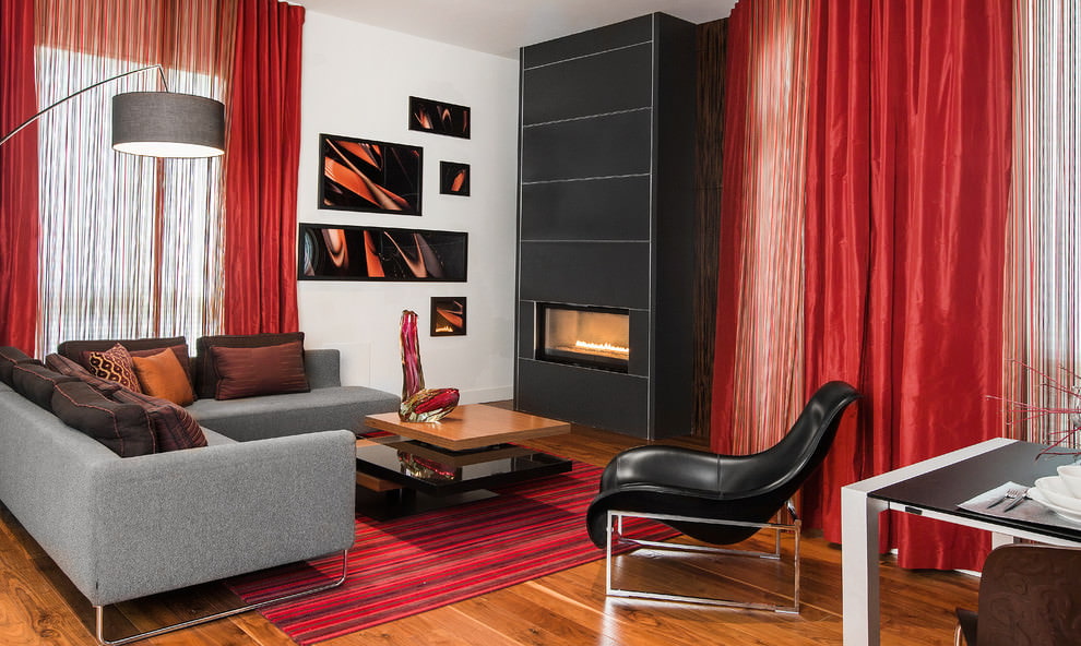 Design del soggiorno con tulle rosso