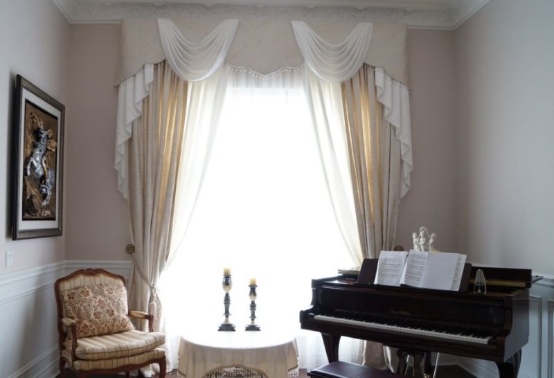 Grand piano di dalam dewan dengan lambrequin gabungan