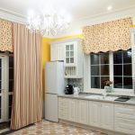 עיצוב של חלון המטבח lambrequin ללא וילונות