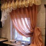 Tirai tulle berwarna di tingkap dapur