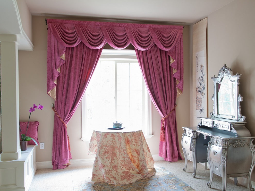 Rózsaszín lambrequin a női hálószobában