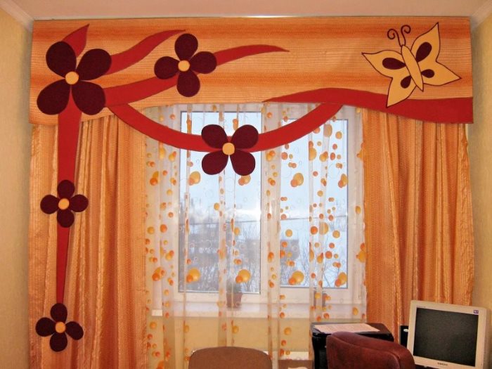 הלמברקין תוצרת בית על החלון בחדר הילדים