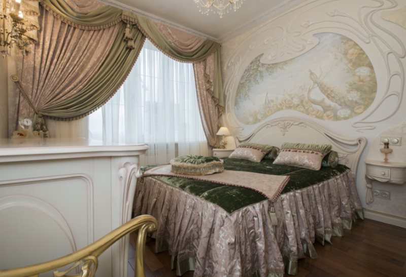 חדר שינה יפה עם lambrequin על החלון