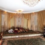 Kära gardiner med lambrequin i hallen i ett privat hus