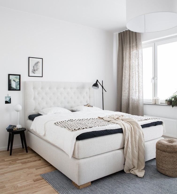 Tende di lino in camera da letto con pareti bianche