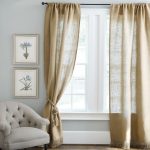 Naturliga linne gardiner i vardagsrummet