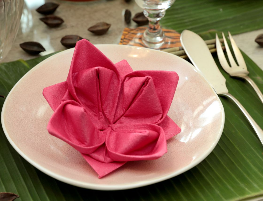 pöydän koristelu origami-lautasliinoilla