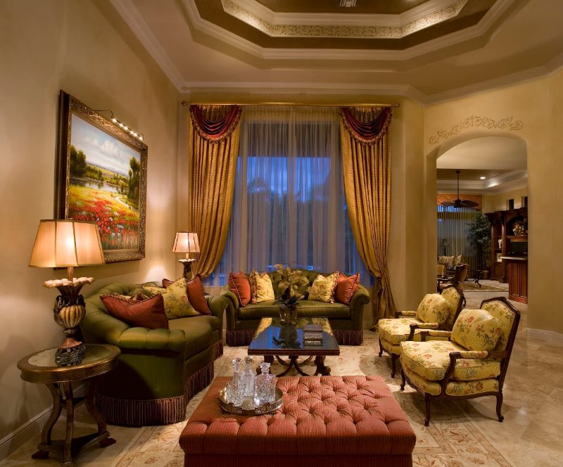 Interiér obývacího pokoje se zlatými závěsy a transparentní tylu