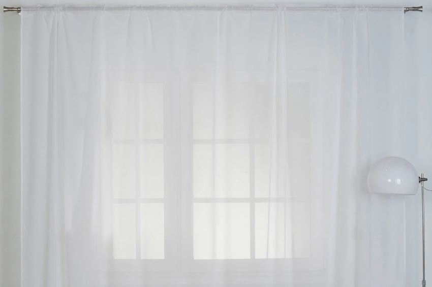 Tirai tulle tebal di tingkap ruang tamu
