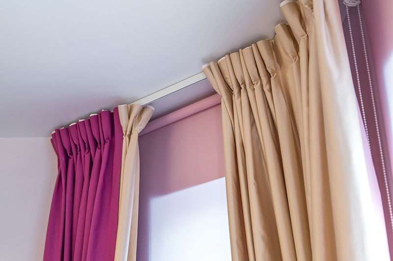 hängande gardiner på gardintejpen