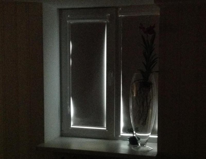 Cortina di luce su una finestra di plastica
