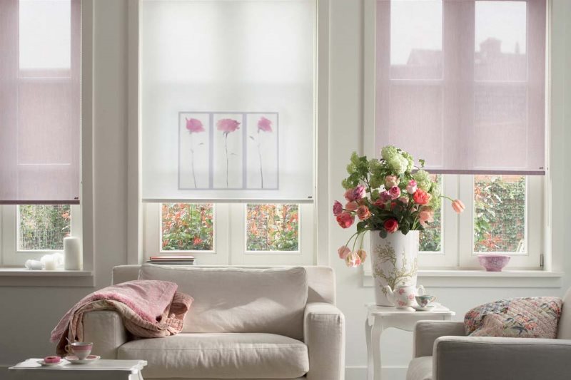 Fönster dekoration i rummet med rullgardiner