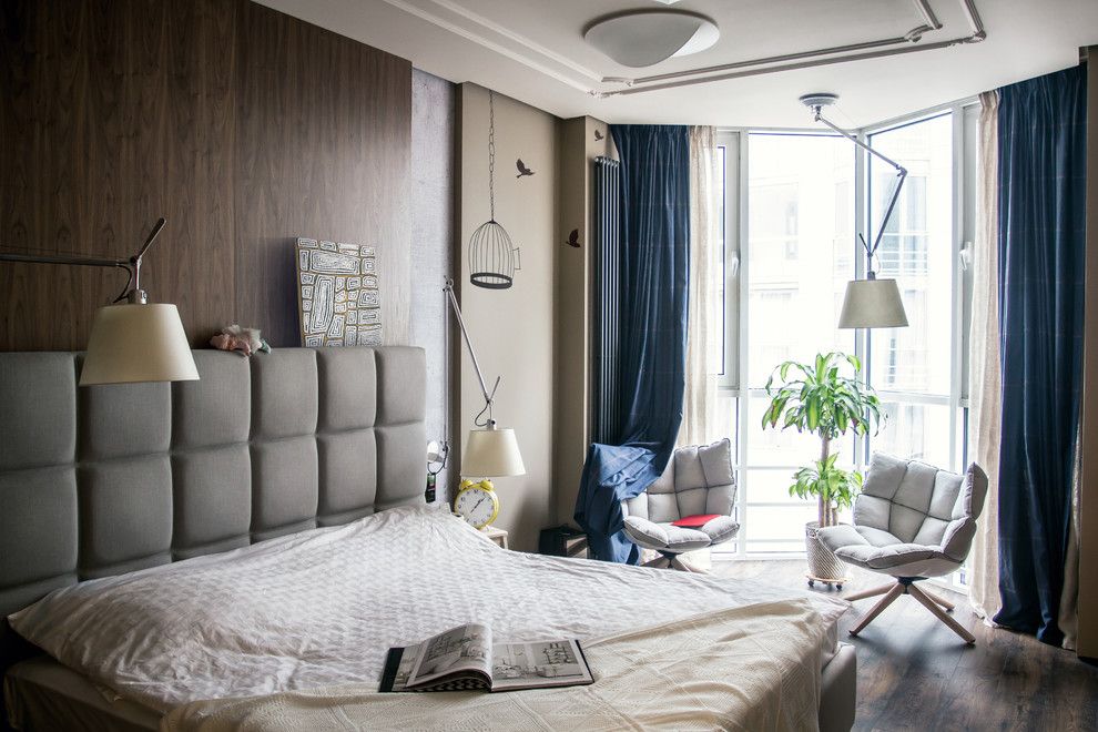 Blauwe gordijnen in een slaapkamer in Scandinavische stijl