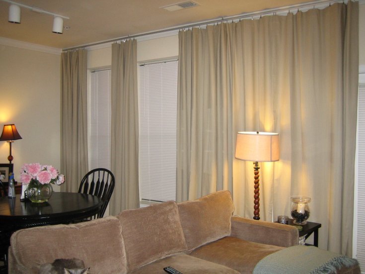 חישוב של הבד על הווילונות בדירה צילום הדירה