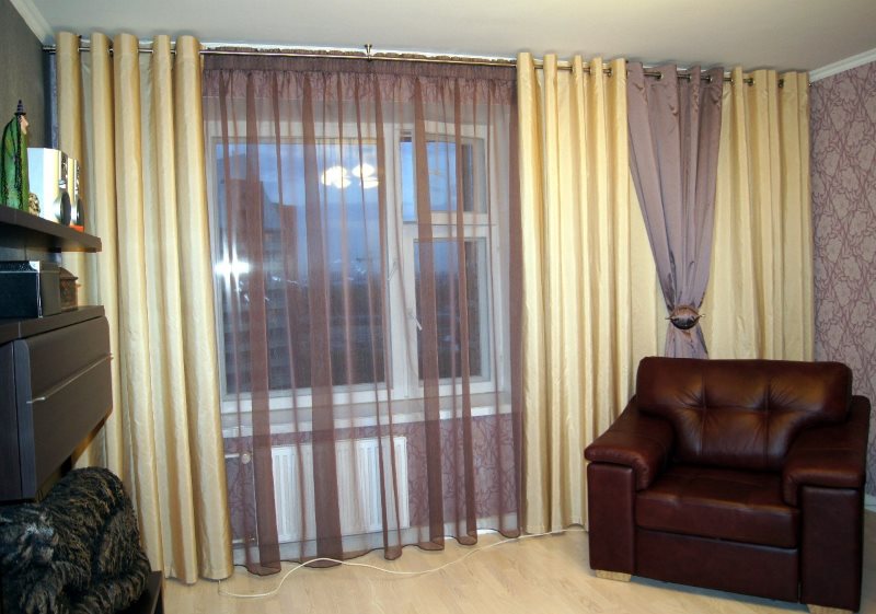 Urval av tulle och gardiner för tapeter i vardagsrummet