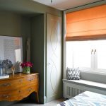 Narancssárga függöny az ablaknyílásban