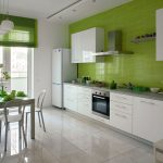 Linjärt kök med gröna väggar