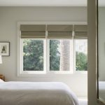 korta gardiner till fönsterbrädan i sovrummet