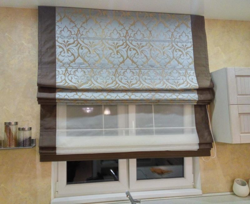 نافذة المطبخ مع ستارة رومانية مزدوجة