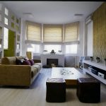 Romerska gardiner ser vackra ut i det moderna vardagsrummet