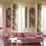 Tirai merah jambu dan bunga untuk ruang tamu yang selesa dan comel