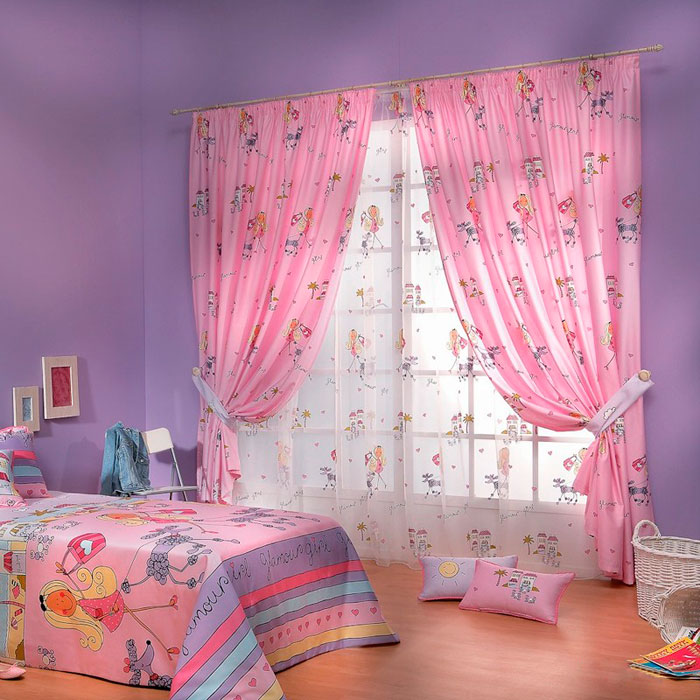 Růžové závěsy a lila stěny v dětském pokoji