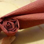 ruusuja paperi-lautasliinoista