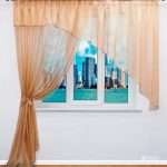 Hengerelt függöny 3D mintával és könnyű homokszínű légfüggönyökkel