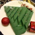 Hur man vikar servetter till den ursprungliga bordsinställningen i form av julgranar