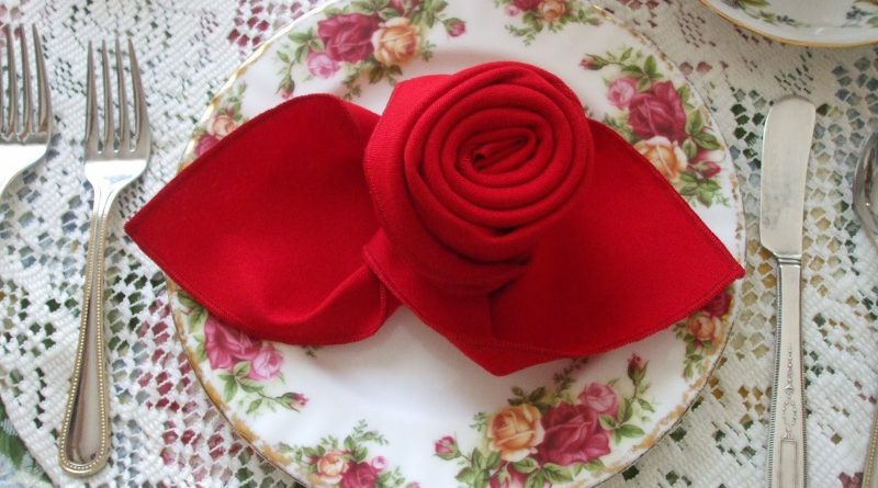 servetter i form av rosor