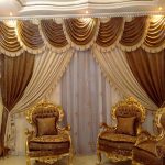 Eleganti tende beige marroni nel soggiorno classico