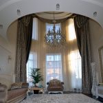 Elegantní záclony pro obrovská okna v soukromém domě