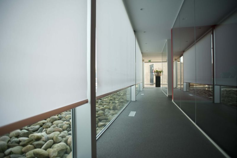 Smal korridor med rullgardiner på panoramafönster