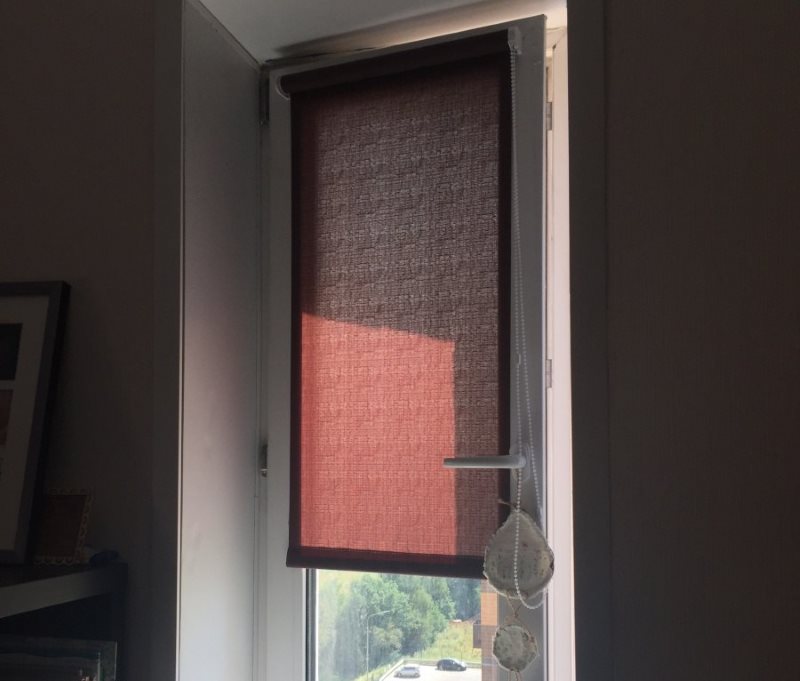 וילון מיני רול על חלון הנדנדה