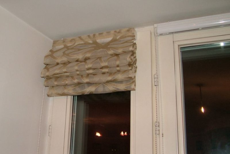 A római függönyök elhelyezése egy műanyag ablak szárnyán