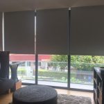 Panoramat vardagsrumsfönster med rullgardiner