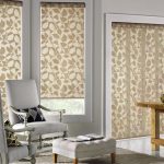 Beige gardiner med prydnadsföremål på vardagsrummets fönster