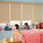 Tirai roller beige di bilik kanak-kanak