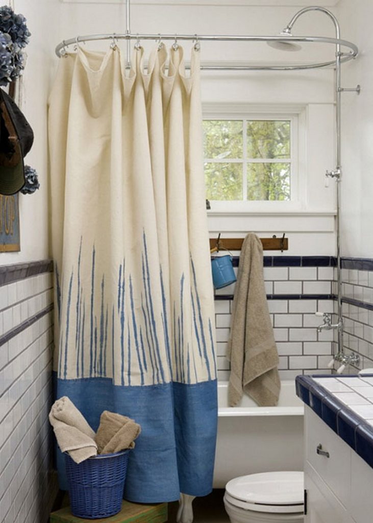 Smalle badkamer met gordijn aan hangende dakranden