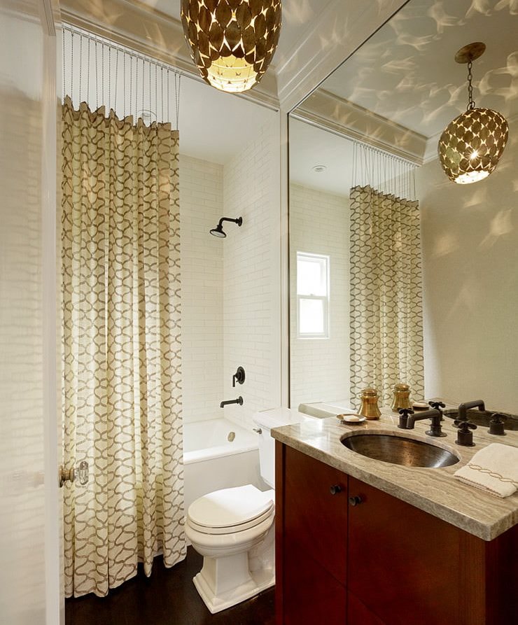 Sisätilojen kylpyhuone, jossa verho moderniin tyyliin