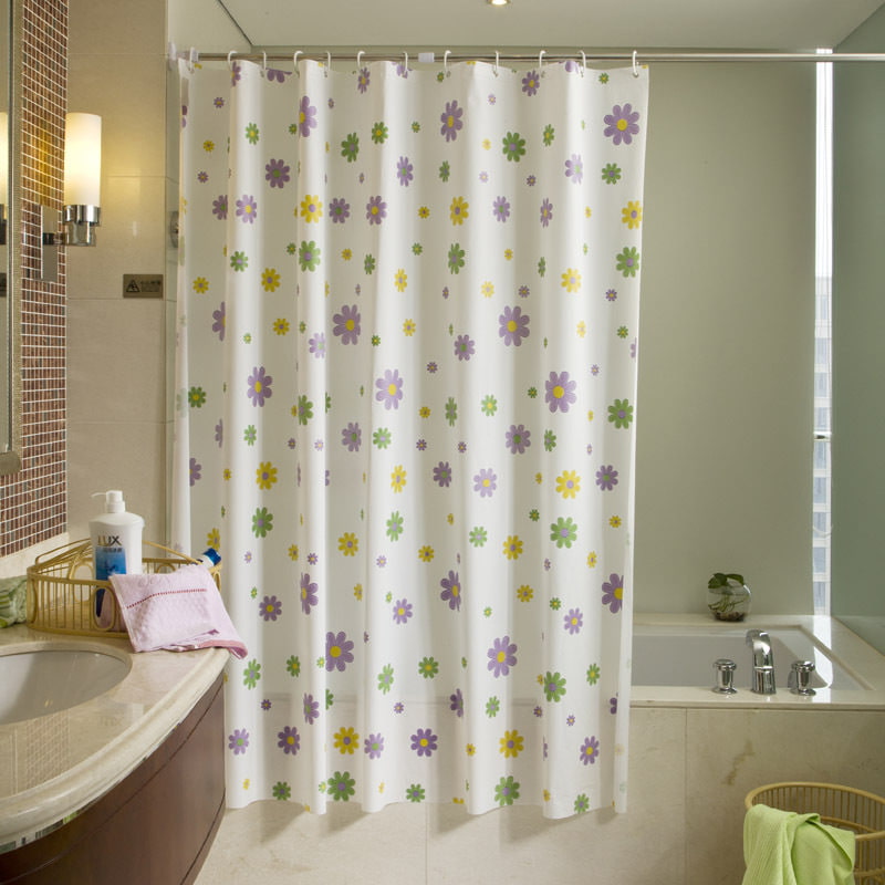 Tirai cahaya dengan bunga di bilik mandi