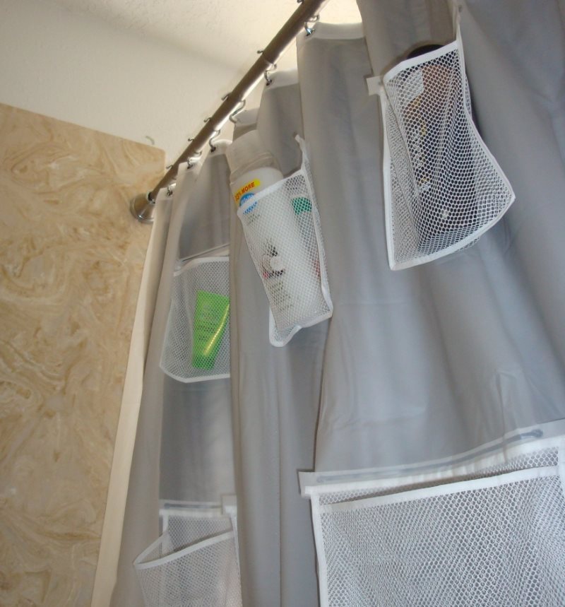 Tirai sintetik dengan poket untuk peralatan mandi