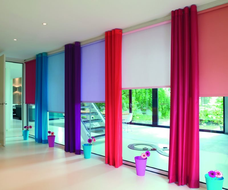 Tende multicolori in tessuto spessa nella finestra panoramica del soggiorno