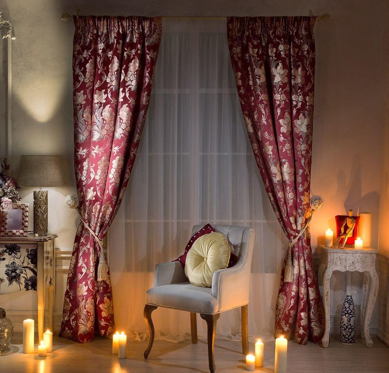 Fönster dekoration i vardagsrummet med dyra gardiner