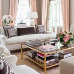 Halvány rózsaszín függöny a világos nappaliban