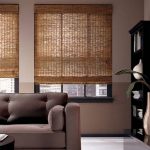 Rideaux de bambou dans le salon moderne