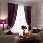 Velvet gardiner i vardagsrummet med två fåtöljer
