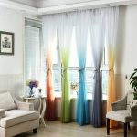 Tirai berwarna-warni di tingkap ruang tamu
